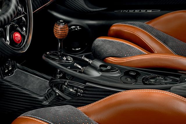 手工限量是超跑的打开模式,308.5万欧帕加尼敞篷huayra bc来啦