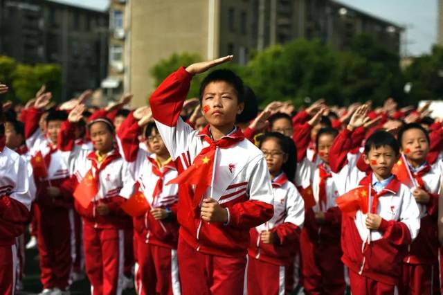 "敬礼,鲜艳的五星红旗" ——文亮小学献礼新中国成立70周年主题升旗