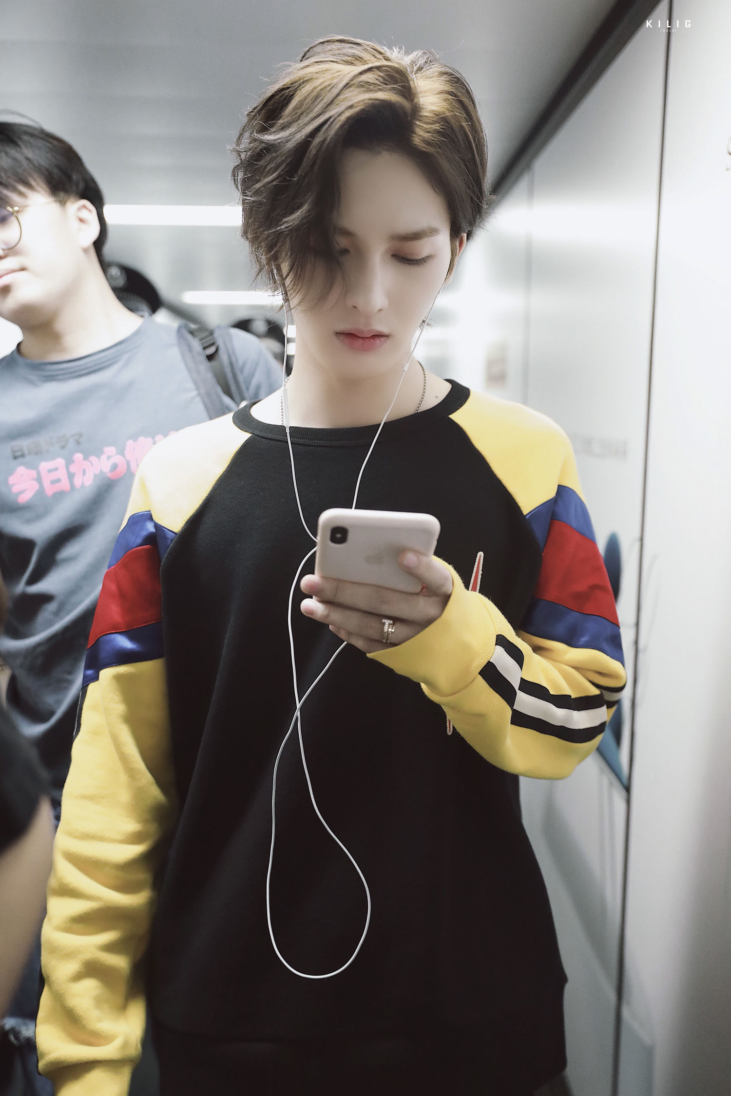 朱正廷上海飞武汉到达 日系运动boy在向我们招