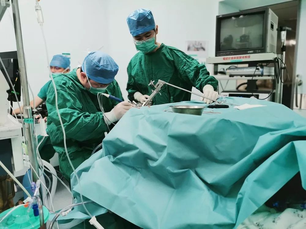 87岁老人呼吸困难,喉咙里竟然卡了颗"鸽子蛋"_手术