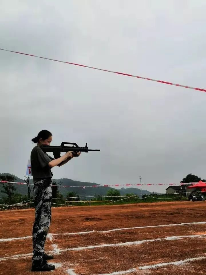 赵佳雯二营18连从一开始的排斥军训,渐变为习惯,现在只剩珍惜,想好好