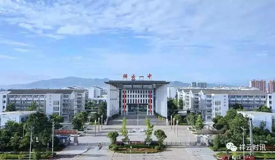 祥云县学校房子较为破旧简陋,有的学校其实就是寺庙,好一点的也就是砖