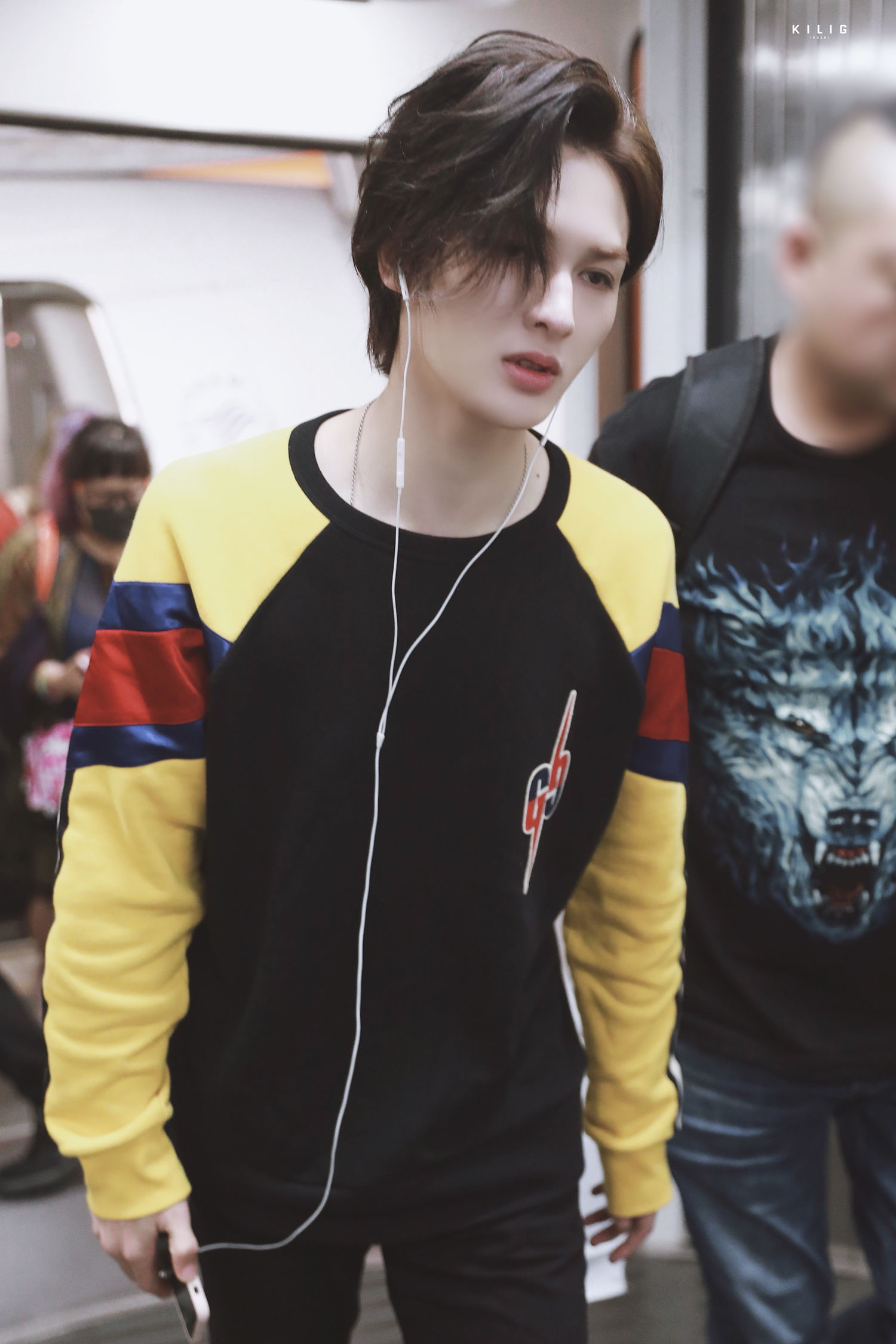 朱正廷上海飞武汉到达 日系运动boy在向我们招