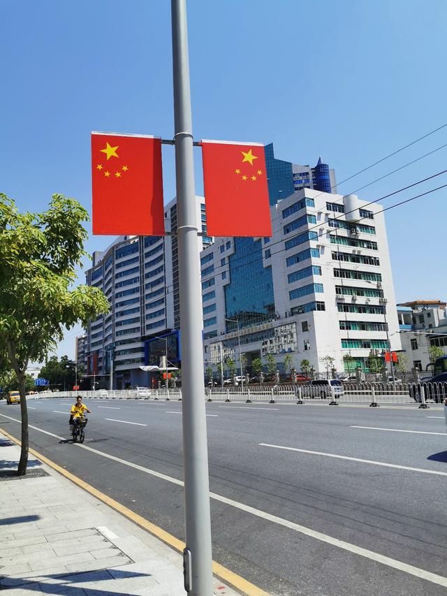 越秀|悬挂五星红旗迎国庆,营造最美"中国红",黄花岗街