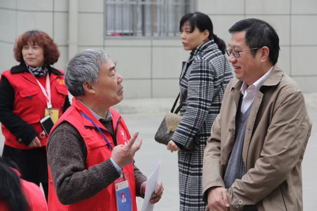 在社区参与无偿献血宣传濮建明常说:名利对我来说