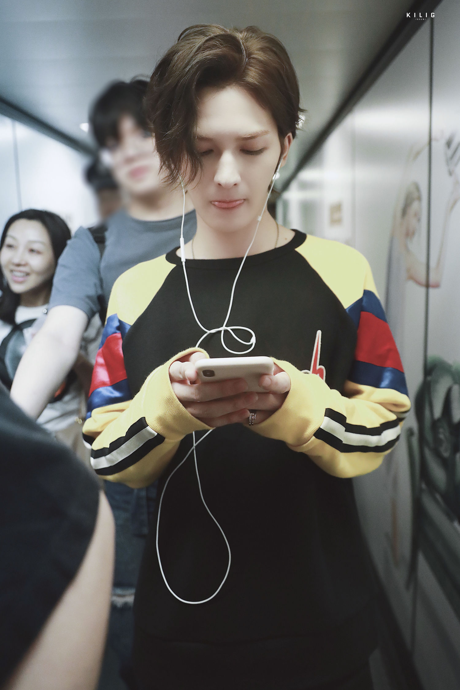 朱正廷上海飞武汉到达 日系运动boy在向我们招