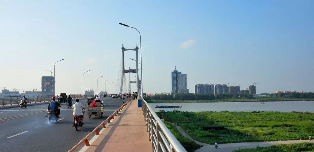 淮南这座淮河大桥预计11月底具备通车条件.