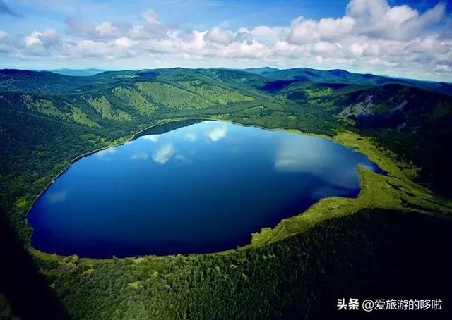 这片火山湖泊就像是镶嵌在群山之中的一面镜子,镜面的湖泊将湛蓝的