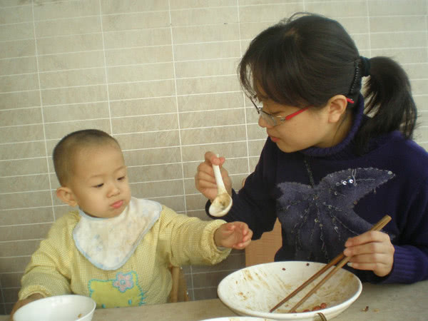 每日说育儿知识@秋季带娃：牢记“不吃2饭，多做3事”，孩子脾胃好，长大个