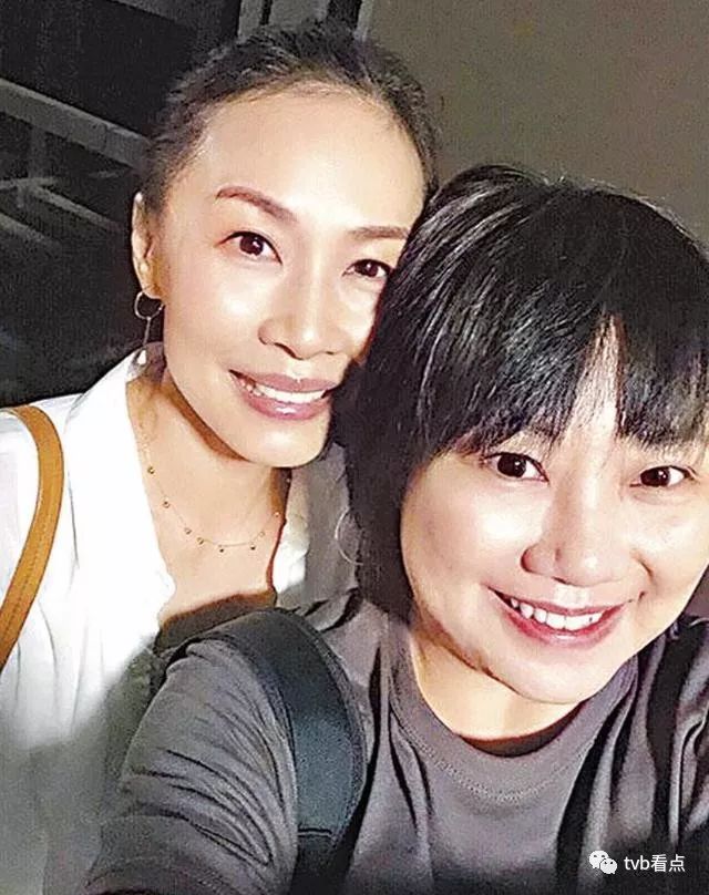 结婚20年乐做贤妻良母！50半岛官方网站岁香港人气歌手观看林海峰演出夫妻罕见后台(图5)