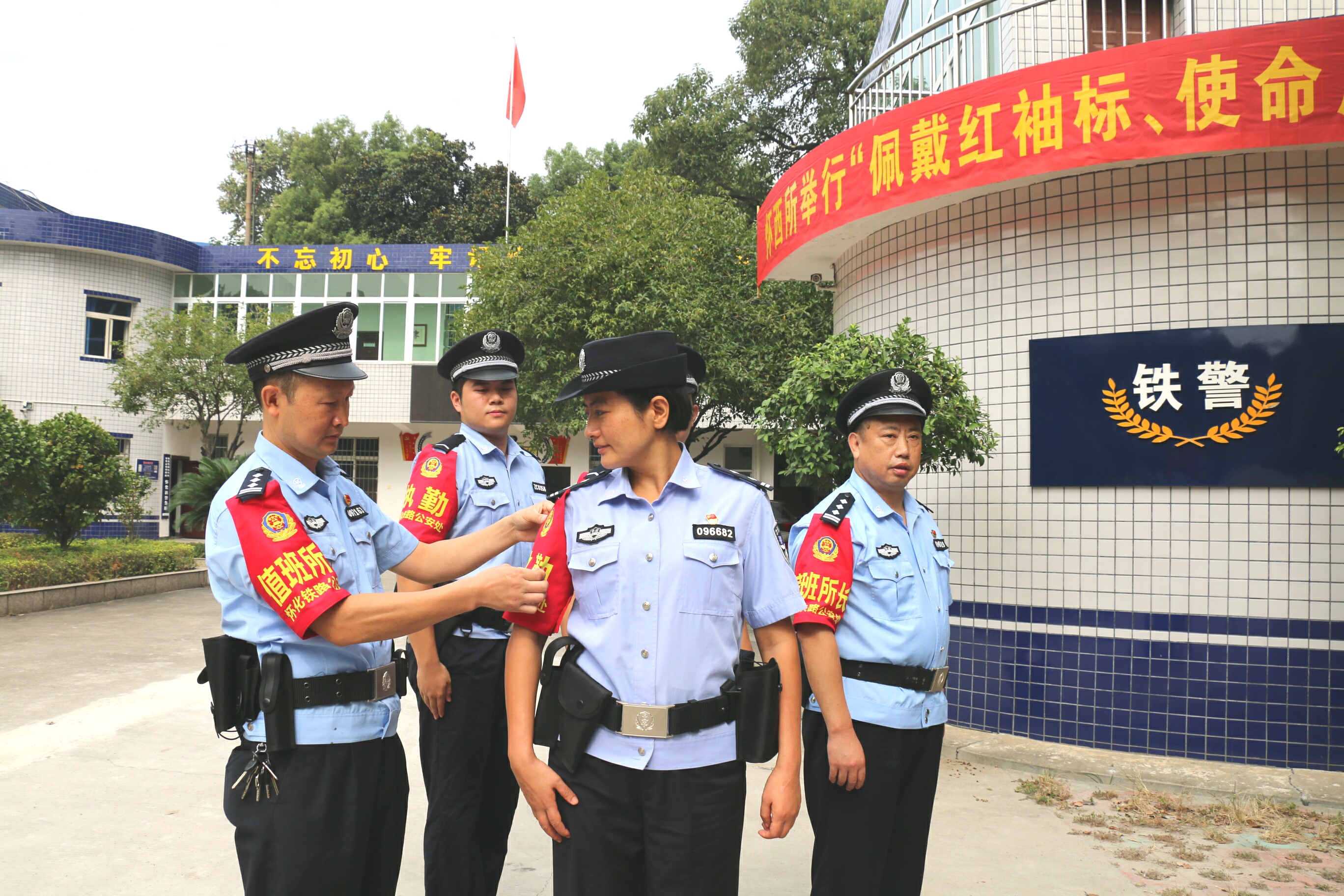 民警在佩戴红袖标