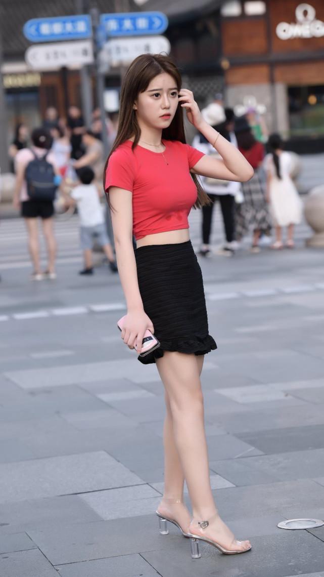 街拍：一位清纯美女，红色露脐装搭配黑色包臀裙，时尚大方之美！插图(3)