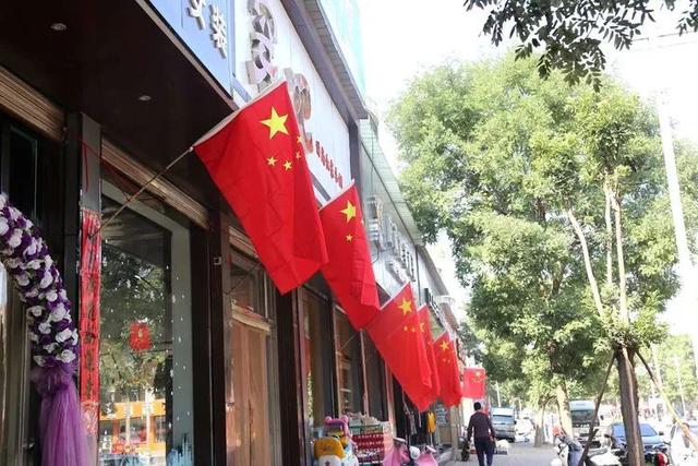 屯留区:五星红旗高高飘扬