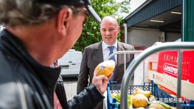 翻外面垃圾桶图片 1631945137274c53a3cf72a7e6293fed.jpeg