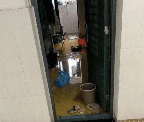 男大学生把烟头丢厕所，宿舍整栋楼的下水道被炸，“屎”上无前例