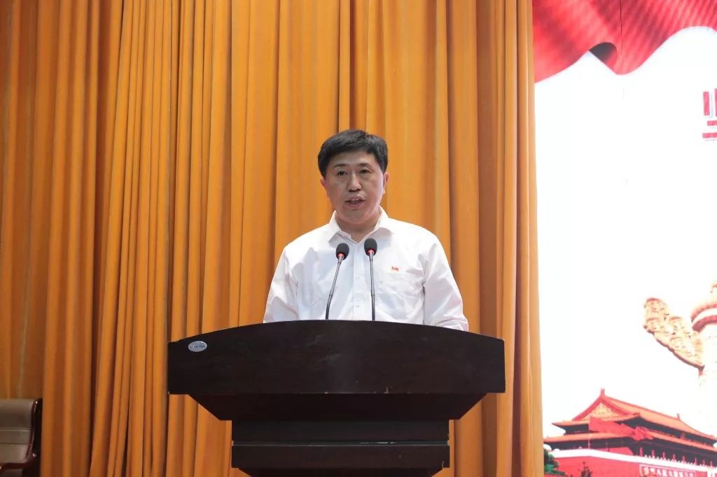 当作为、政治纪律和政治规矩、党性修养、廉洁自律等方面作了交流发言。