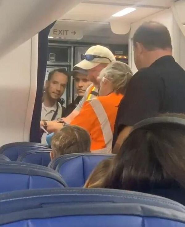 门坏了！美联航乘客被困卫生间客机迫降将其解救