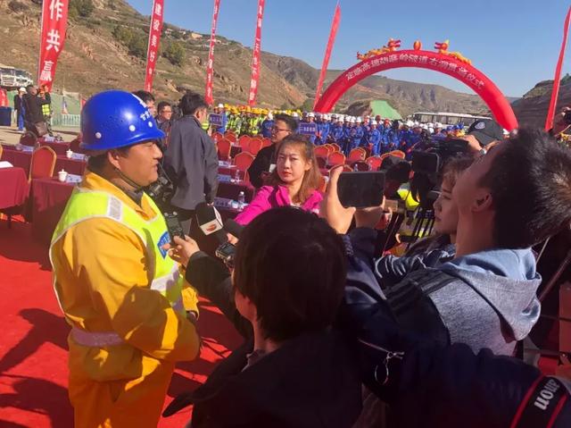 重大消息定西至临洮高速公路胡麻岭隧道右洞全线贯通