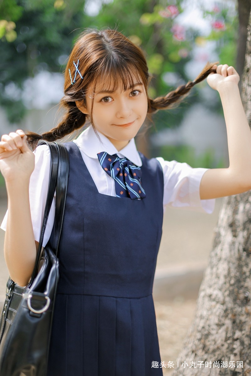 性感美女时尚写真,麻花辫校园制服学生妹俏皮可爱