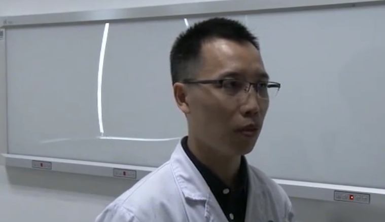 凡凡情感■原创2岁男童哭喊耳朵痛，医生检查发现鼓膜被啃，取出一看家长傻眼！