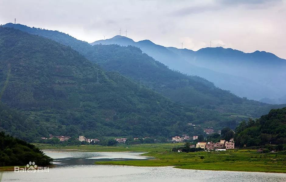 西北倚闻名的开平市大沙河水库风景游览区,大沙河水自西北向东南流经