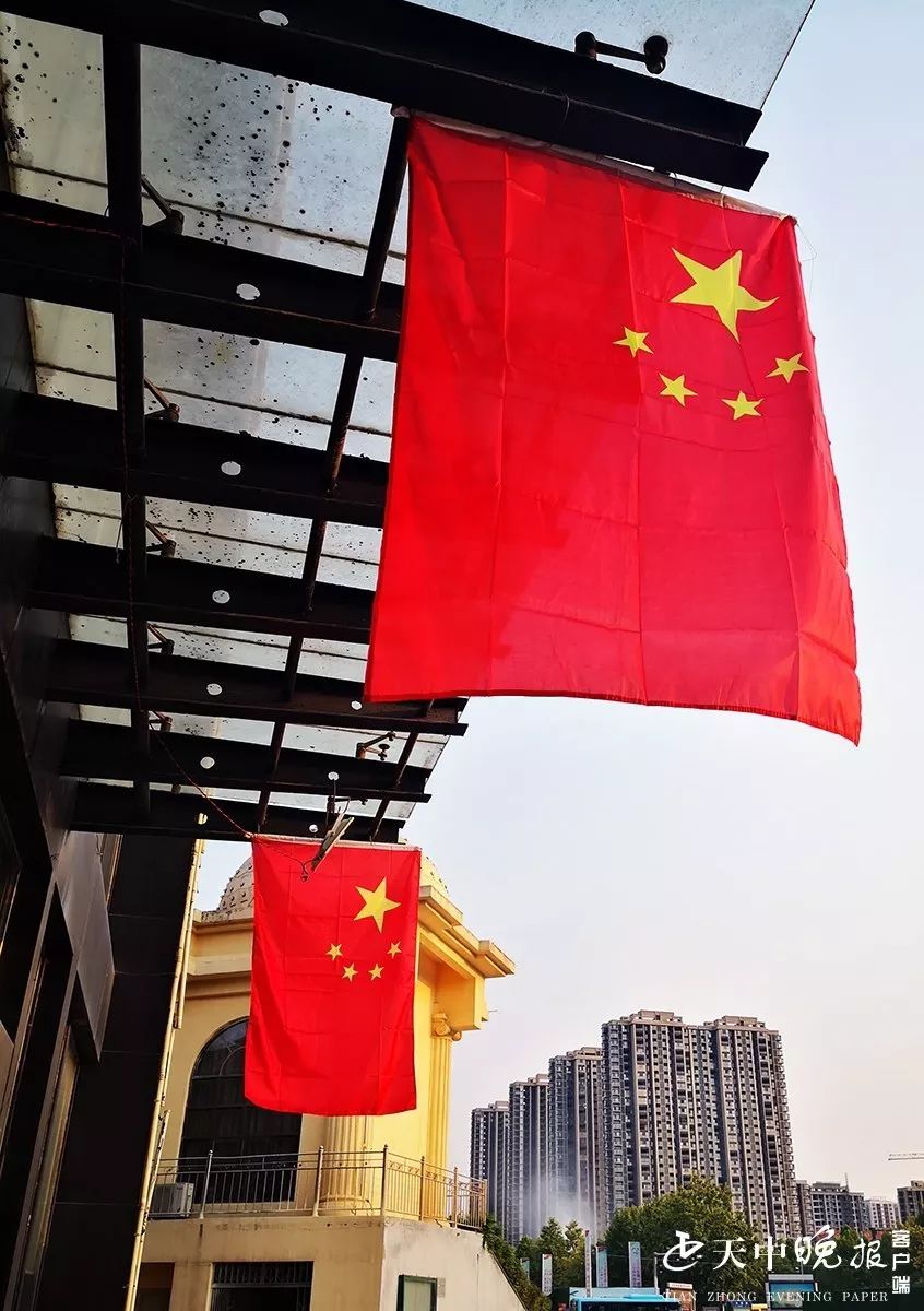 一面面鲜艳的五星红旗在蓝天白云的衬托下鲜艳夺目,不仅扮靓了城市