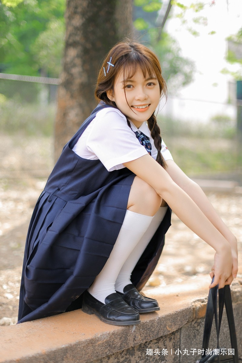 性感美女时尚写真,麻花辫校园制服学生妹俏皮可爱