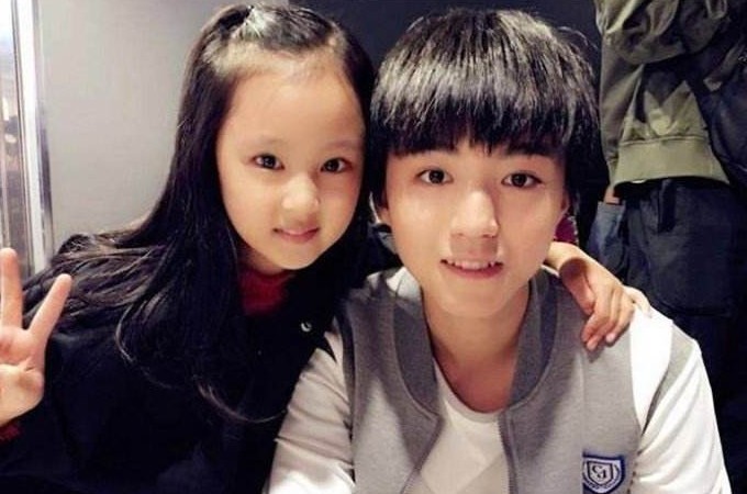 还记得薛之谦的"女儿"么?如今9岁浓妆艳抹,大长腿吸睛