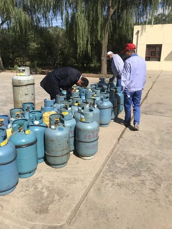 中宁县市场监管局集中销毁一批报废液化石油气钢瓶