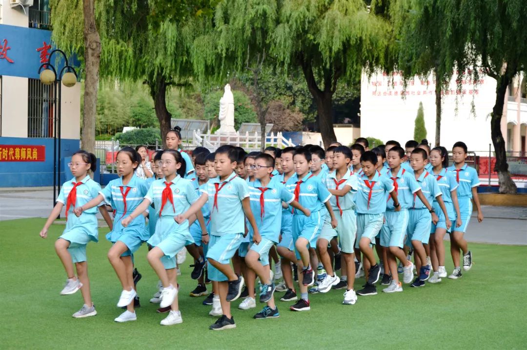 校园资讯强身健体共筑未来青岛国开中学附属小学迎国庆队列队形比赛
