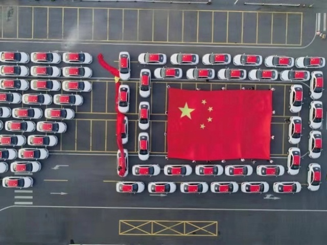 与祖国同行！广州70台网约车组成“70”字样，表白祖国