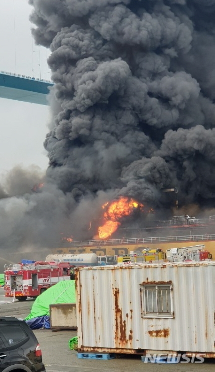 韩国蔚山一运油船发生爆炸无人员伤亡