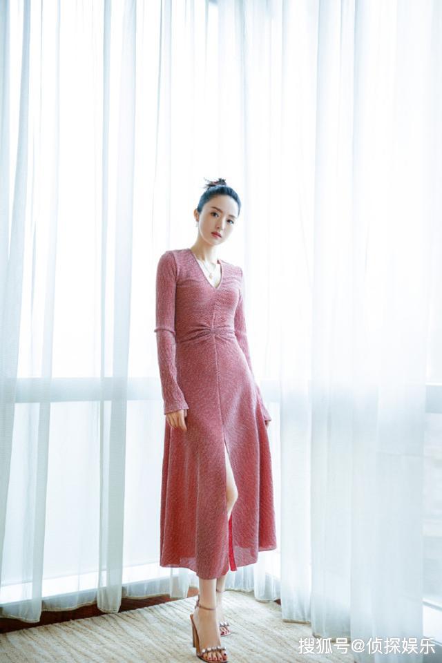 董璇身穿粉色紧身长裙,脚踩恨天高,对镜凹出撩人pose,大长腿若隐若现