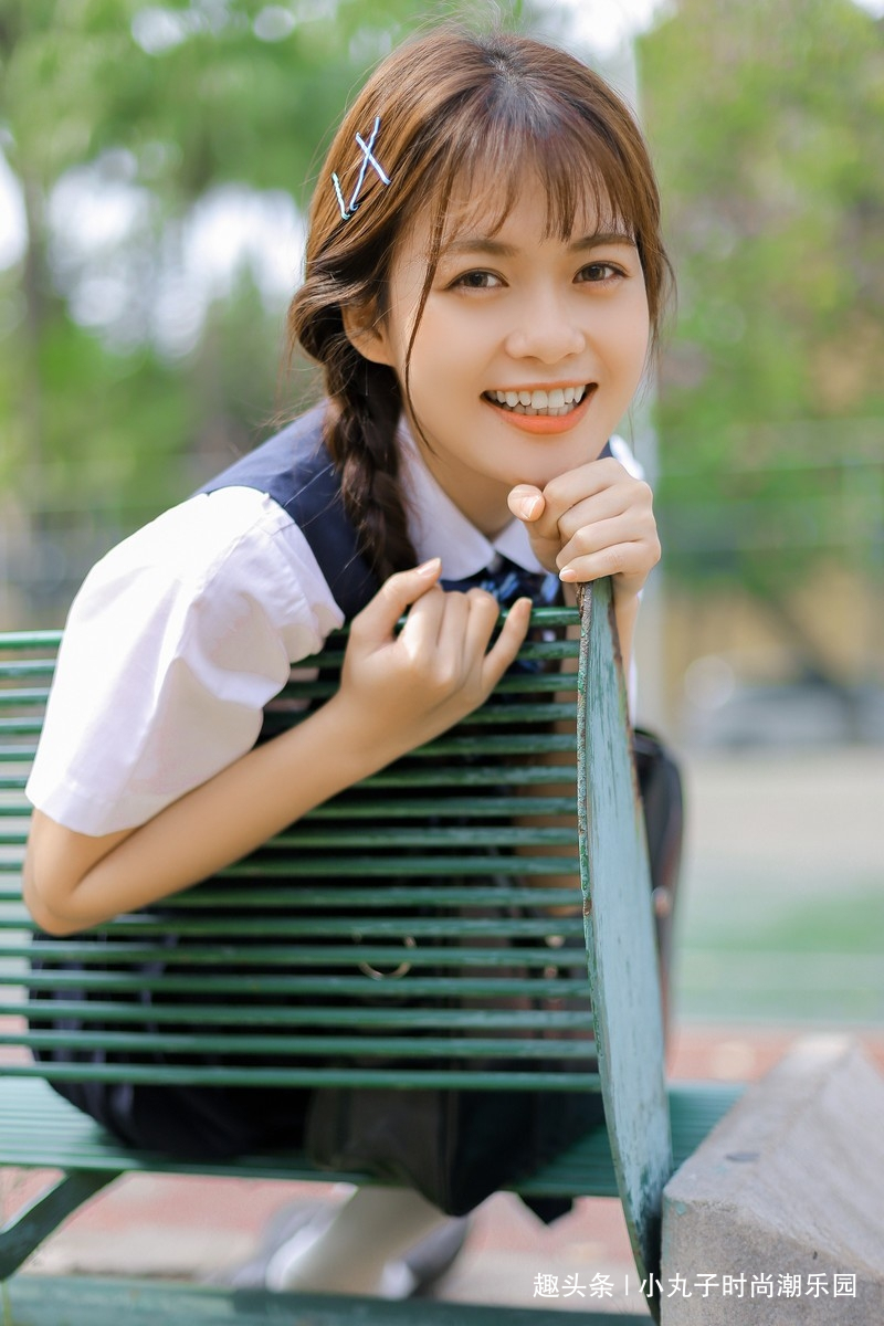 性感美女时尚写真,麻花辫校园制服学生妹俏皮可爱