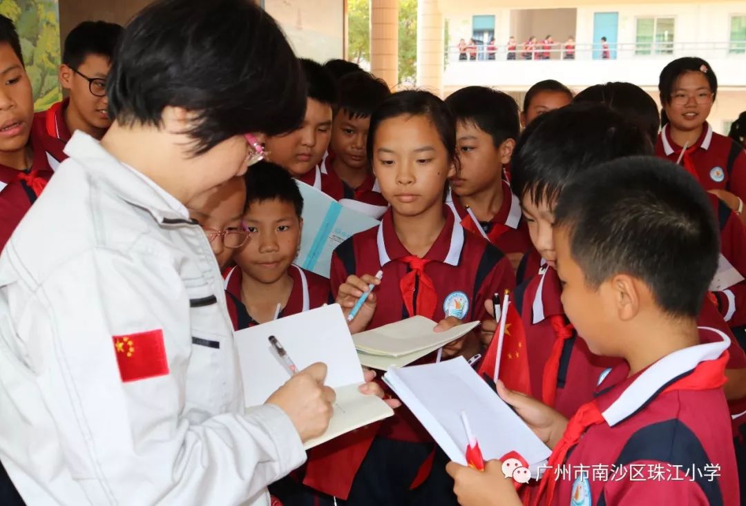 听巾帼英雄讲英雄故事研究院张宝兰到广州珠江小学作宣讲