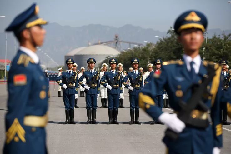 在阅兵训练的一次单兵考核中,当空军方队队员前脚踏在正步停止线上时