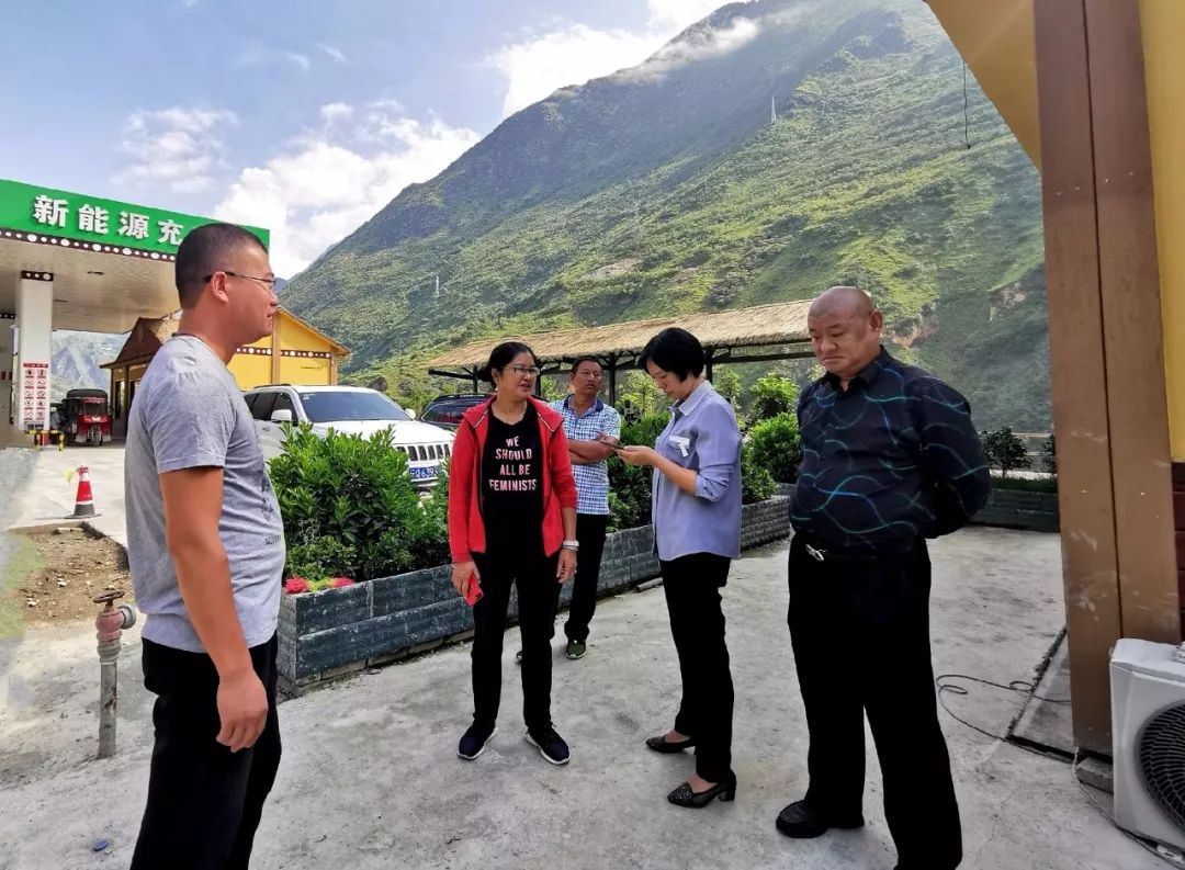 丁秀花调研美丽公路沿线旅游服务设施修复和旅游扶贫示范村项目建设