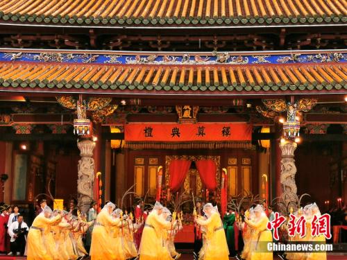 台北孔庙纪念孔子诞辰隆重释奠典礼雨中举行