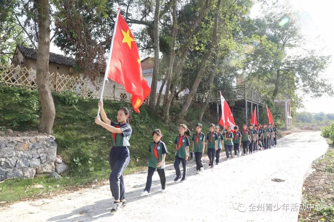 向新中国成立70周年献礼走好新长征的每一步如何用ps制作黑板图片