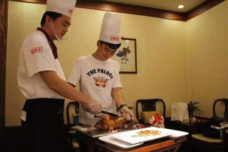 江西一宿舍集体考上北京名校，全聚德为何请他们吃烤鸭？