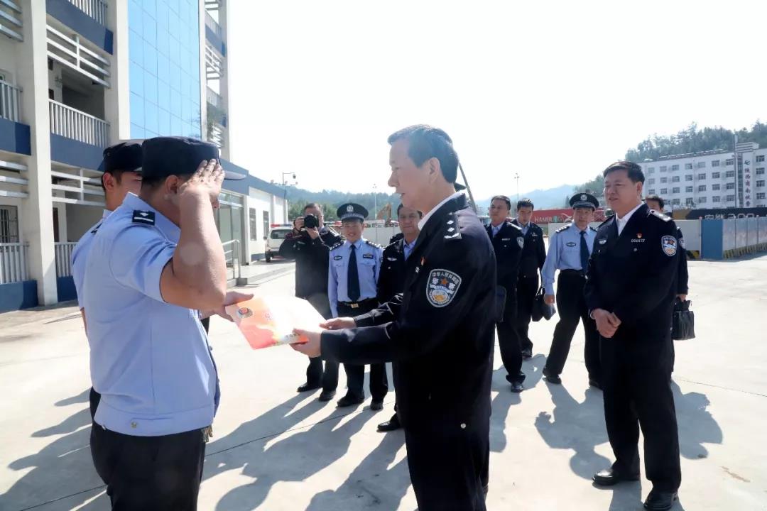 省公安厅副厅长向书茂来商南开展大庆安保战时慰问并作工作调研