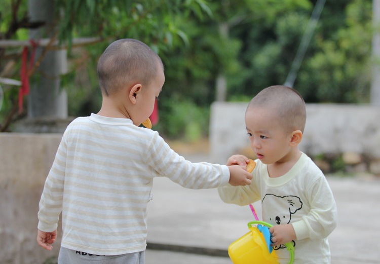#90后俏妈育儿#孩子不能碰的5种零食，每一口都是伤害，宝妈别再给孩子买了！