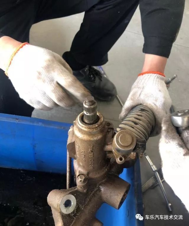 齿条油封漏油我们一般都会送到专修方向机的店维修,转向轴油封漏油