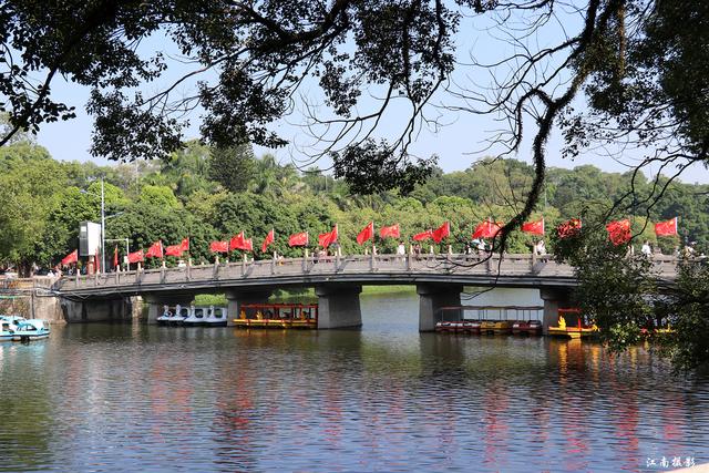 西湖公园 今天西湖虹桥两边插满了红旗,国旗迎风飘扬,十分壮观.