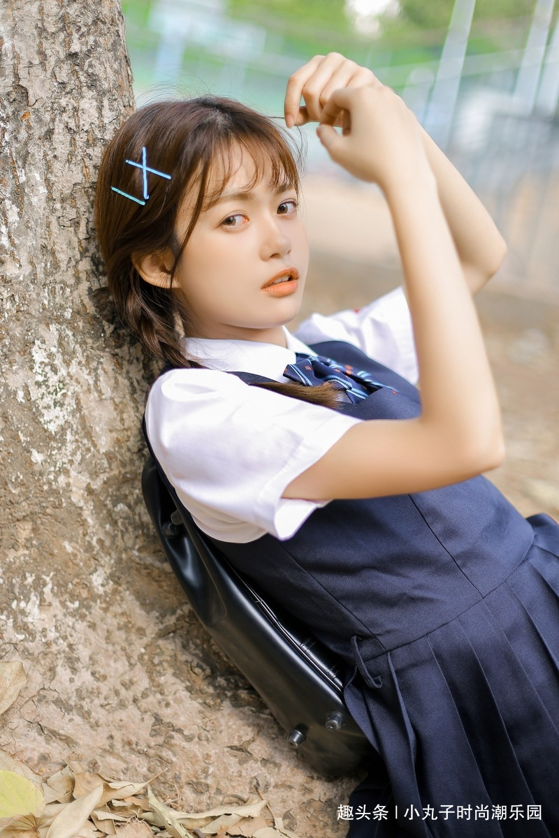 性感美女时尚写真,麻花辫校园制服学生妹俏皮可爱