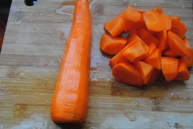 胡萝卜怎么切滚刀块儿 de48803fe69e41ee945bef2d3a363950.jpeg