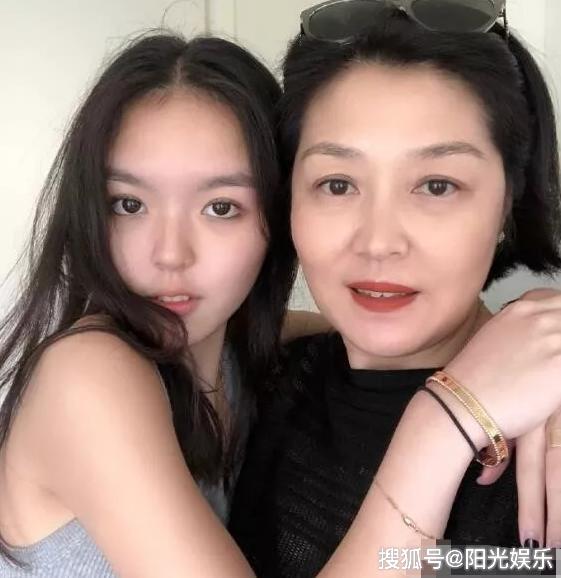 与李咏结婚27周年纪念日,哈文转发女儿发文表达,意味深长