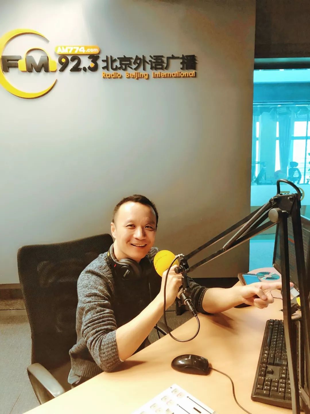 发言人同传曾供职于外交部新闻司翻译名师:韩刚特邀嘉宾台上一分钟,台