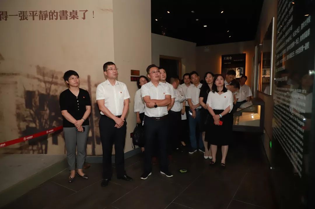 通过固定,流动陈列展览,普及无锡地方党史,近现代史知识,进行爱国主义
