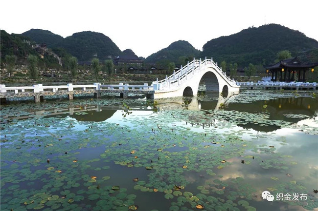 织金饭店坐落在几座大山脚下的"织金饭店,白天迎着朝阳,晚上霓虹交错